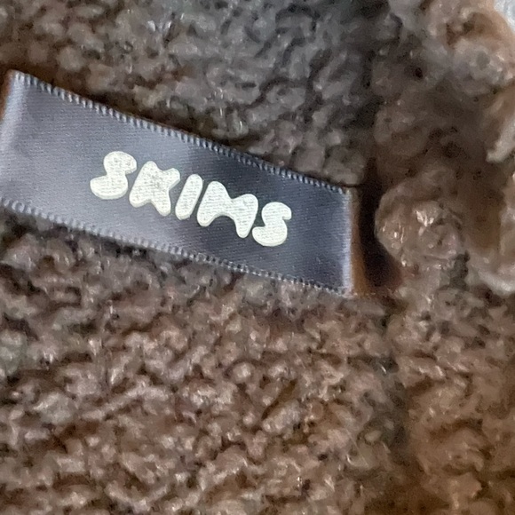 Kim Kardashian Cozy Collection - Picture 4 of 7